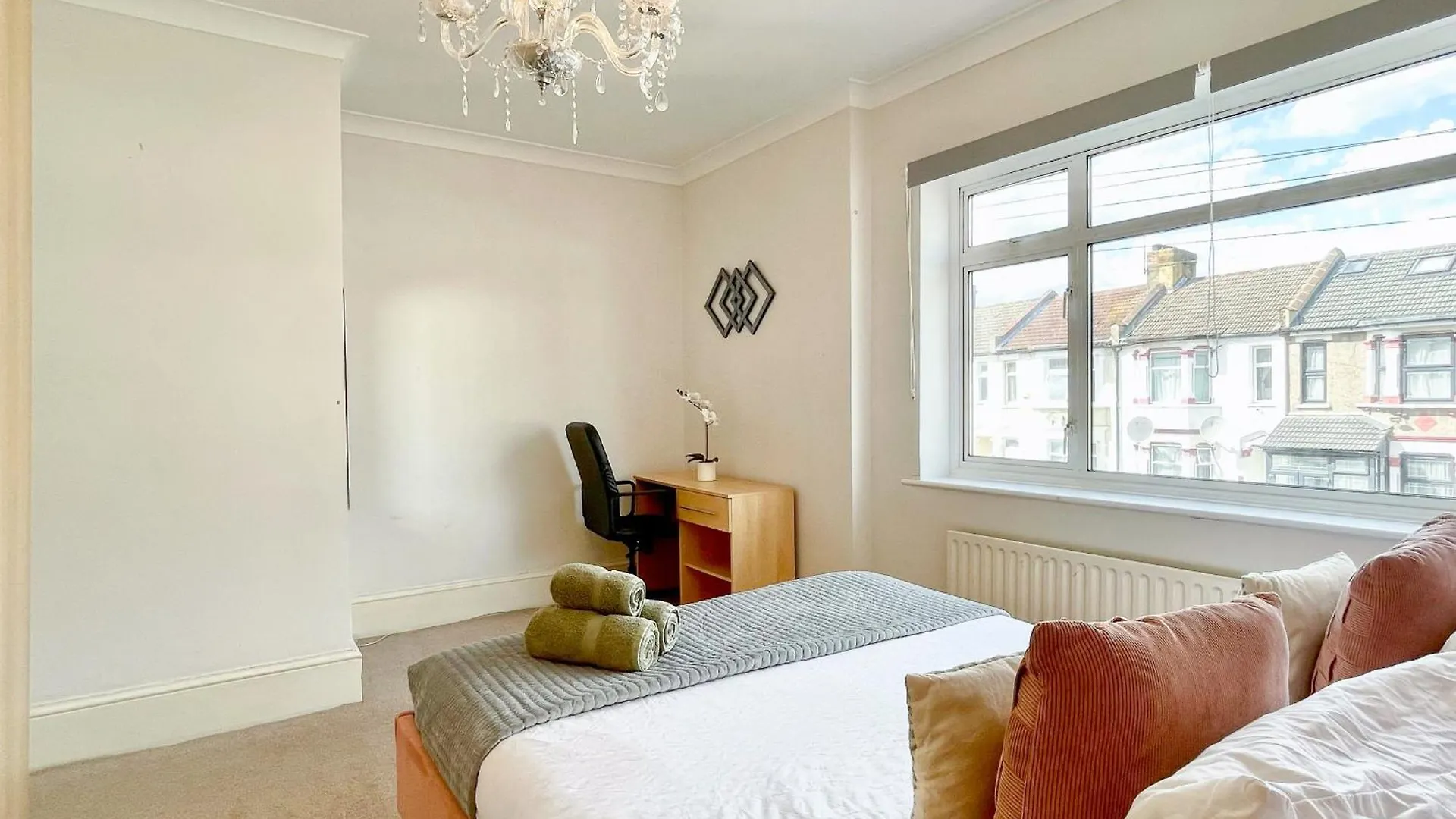 Apartment Ilford 3-Bedroom Home With Garden & Free Parking Near Barking United Kingdom