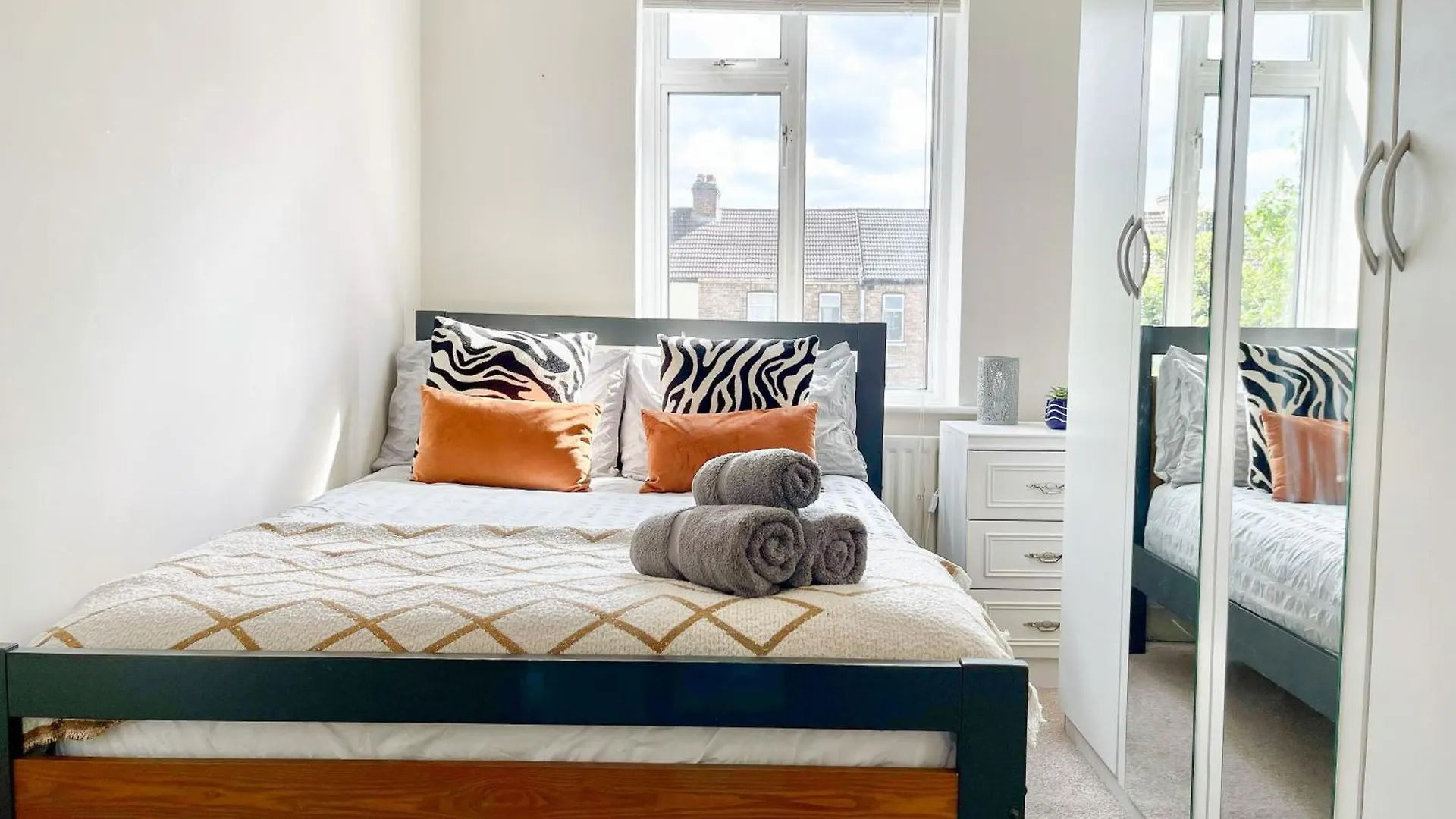 Ilford 3-Bedroom Home With Garden & Free Parking Near Barking Barking (Greater London)