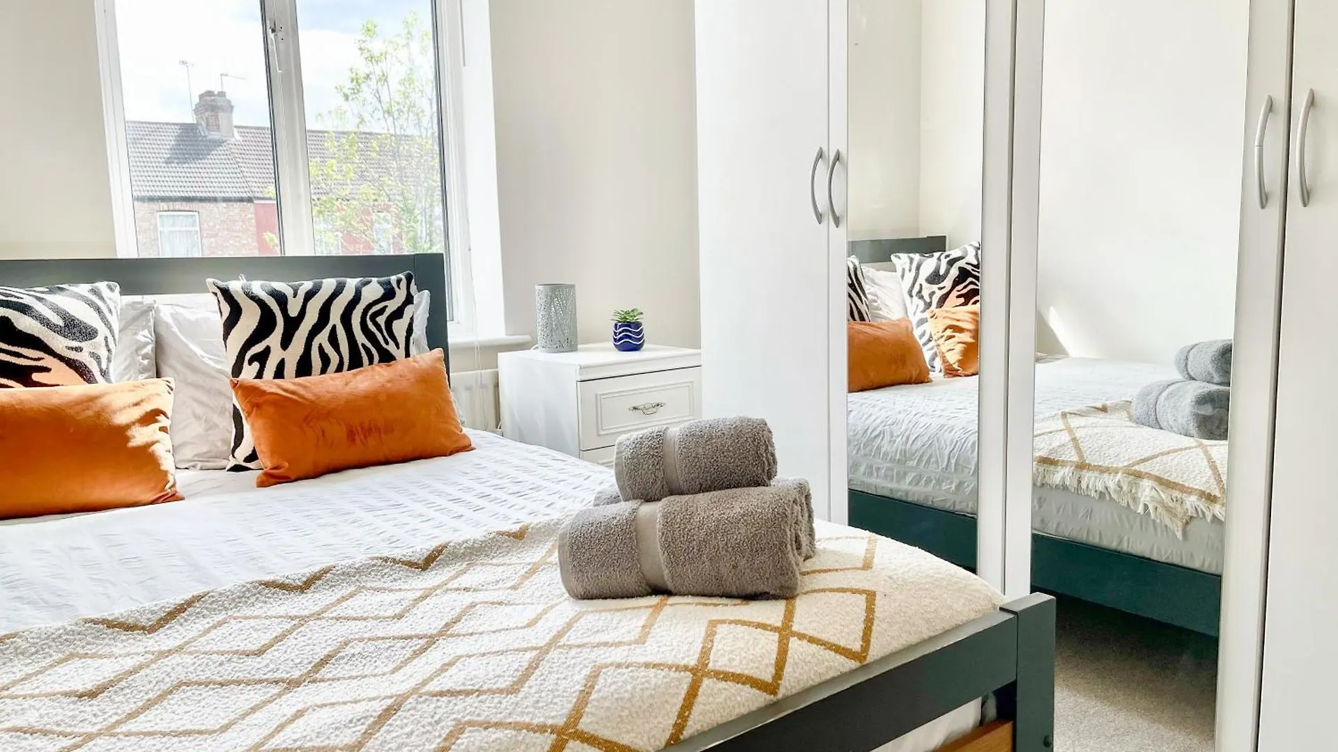 Apartment Ilford 3-Bedroom Home With Garden & Free Parking Near Barking