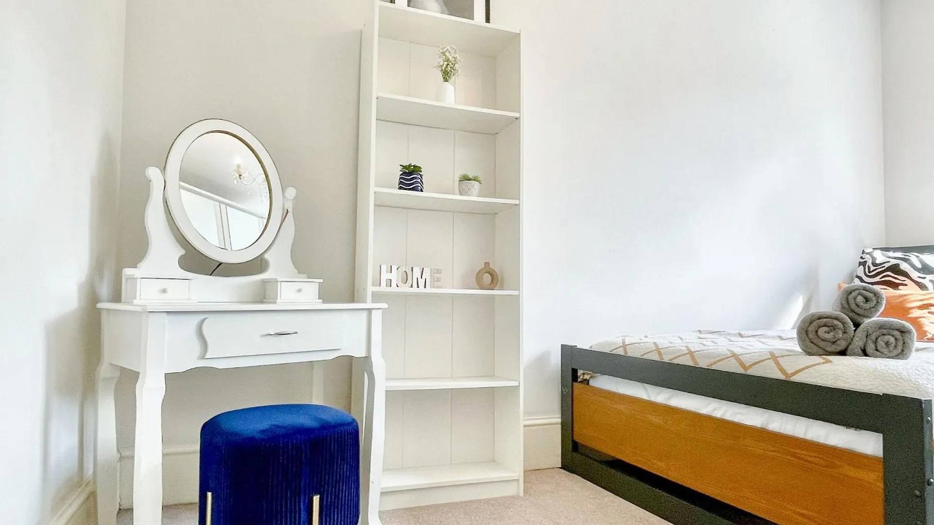 Ilford 3-Bedroom Home With Garden & Free Parking Near Barking Apartment