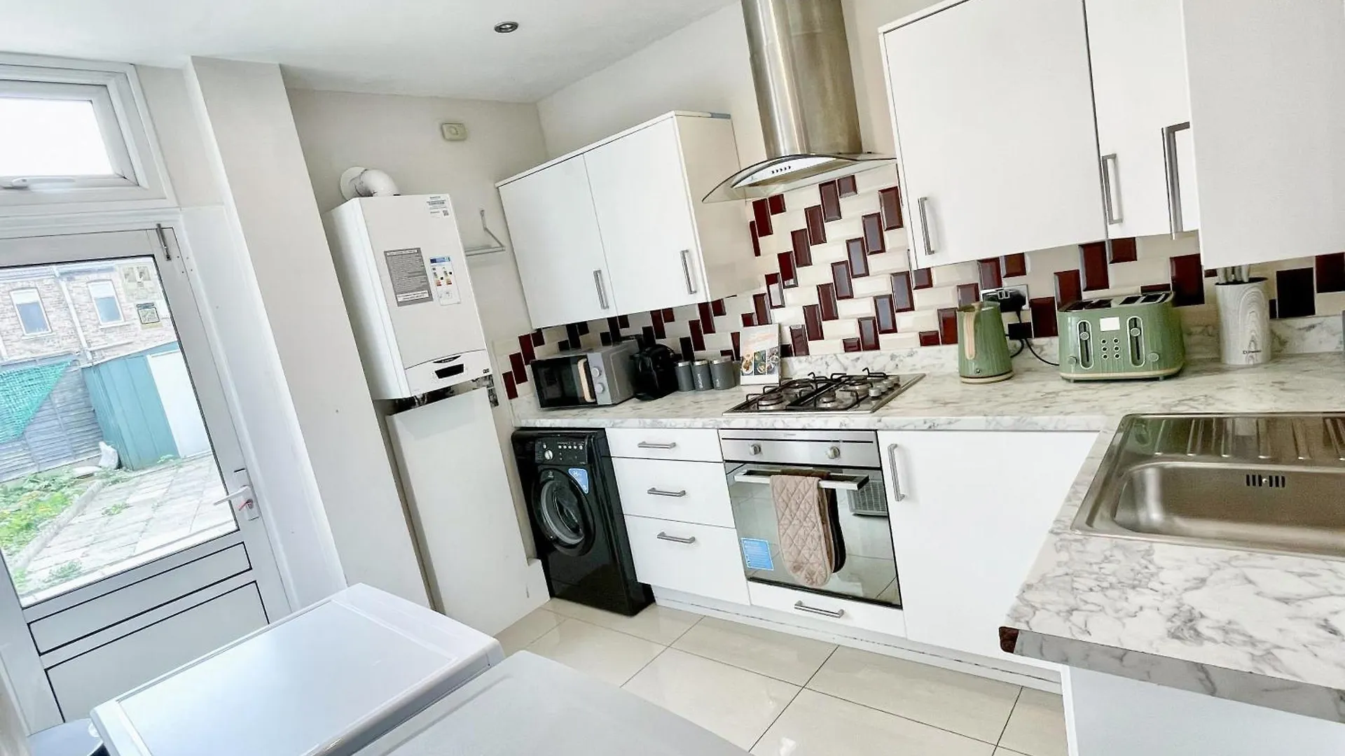 Ilford 3-Bedroom Home With Garden & Free Parking Near Barking Barking (Greater London)