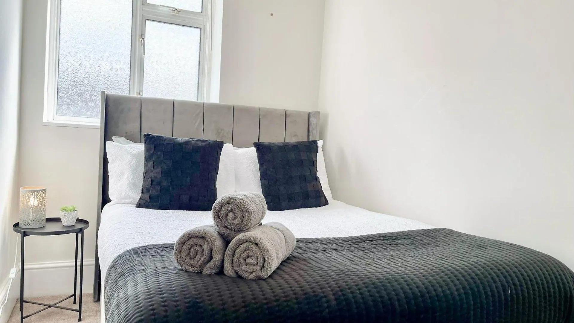 Ilford 3-Bedroom Home With Garden & Free Parking Near Barking Apartment