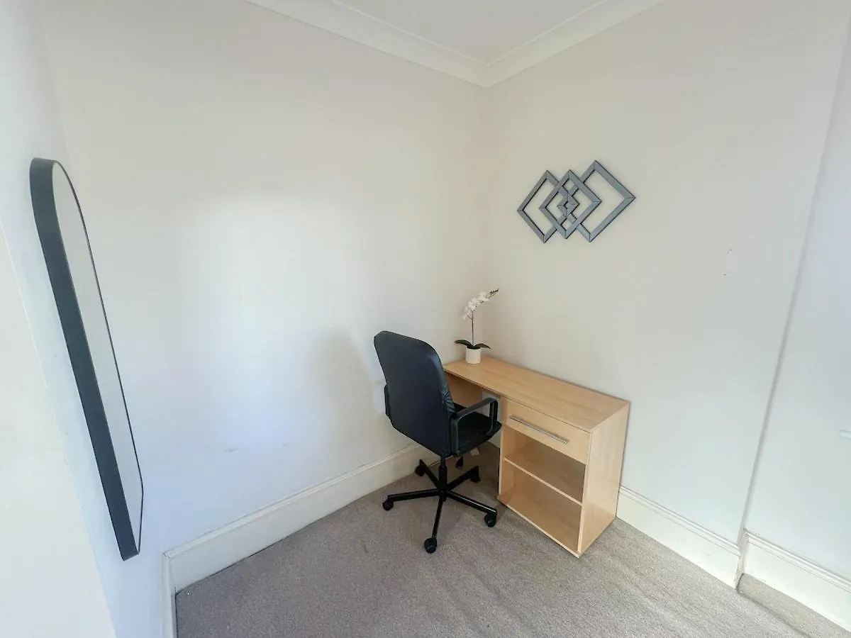Apartment Ilford 3-Bedroom Home With Garden & Free Parking Near Barking