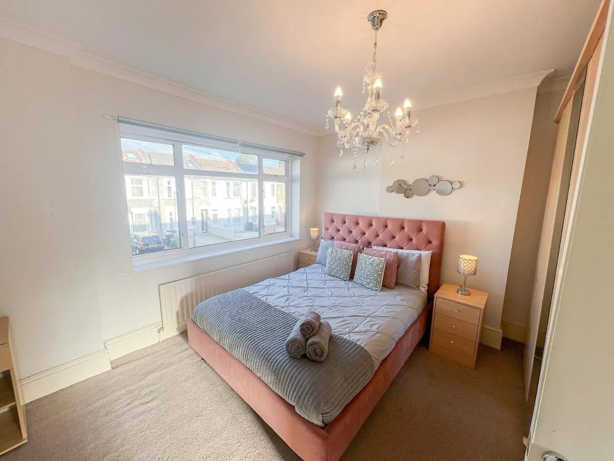 Ilford 3-Bedroom Home With Garden & Free Parking Near Barking United Kingdom