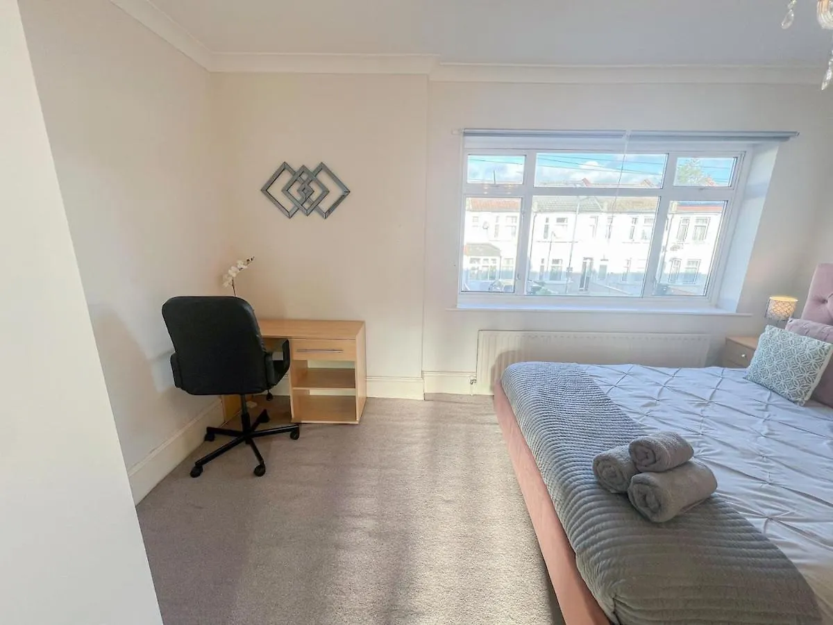 Ilford 3-Bedroom Home With Garden & Free Parking Near Barking 0*, Barking (Greater London) United Kingdom