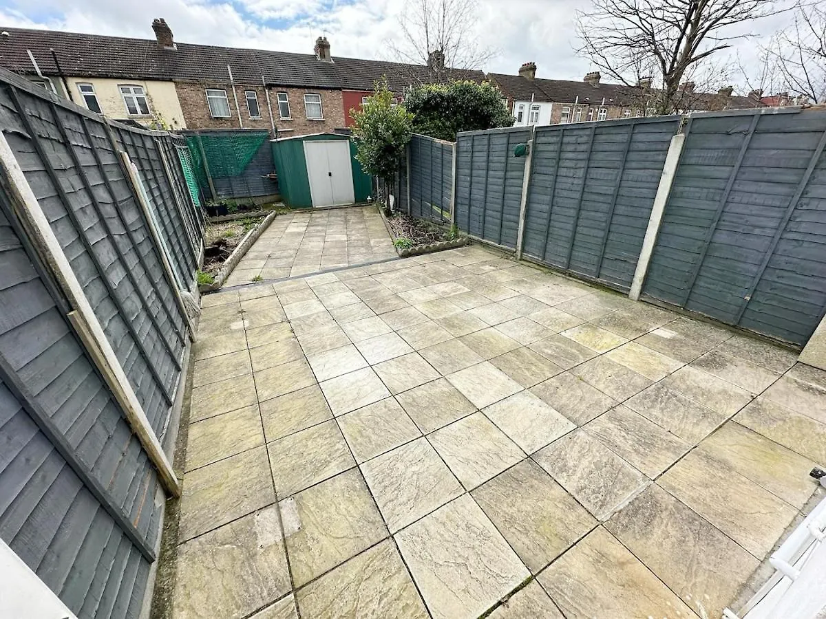 Apartment Ilford 3-Bedroom Home With Garden & Free Parking Near Barking United Kingdom