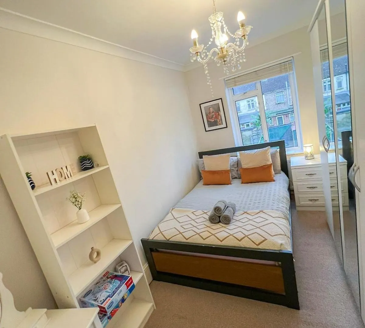 Ilford 3-Bedroom Home With Garden & Free Parking Near Barking 0*, Barking (Greater London) United Kingdom