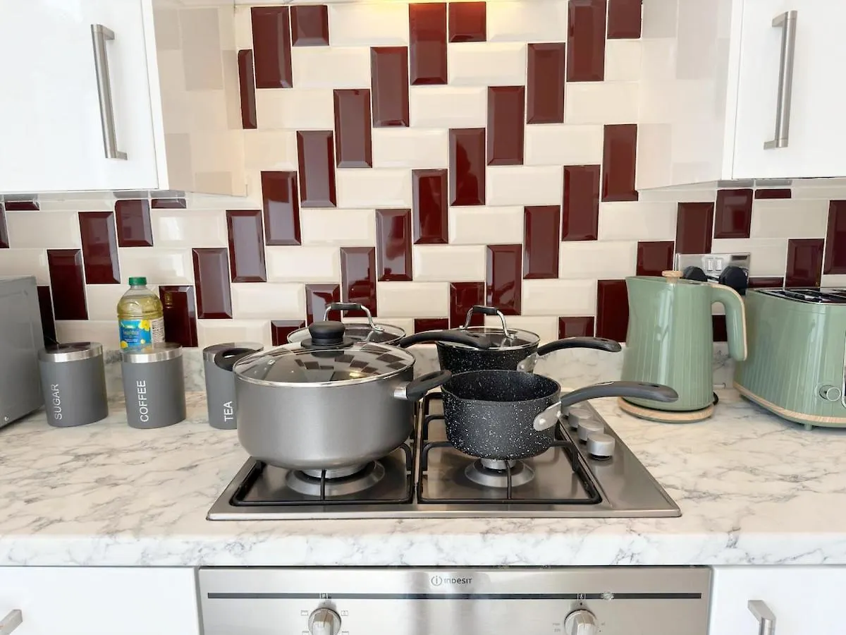 Ilford 3-Bedroom Home With Garden & Free Parking Near Barking 0*, Barking (Greater London)