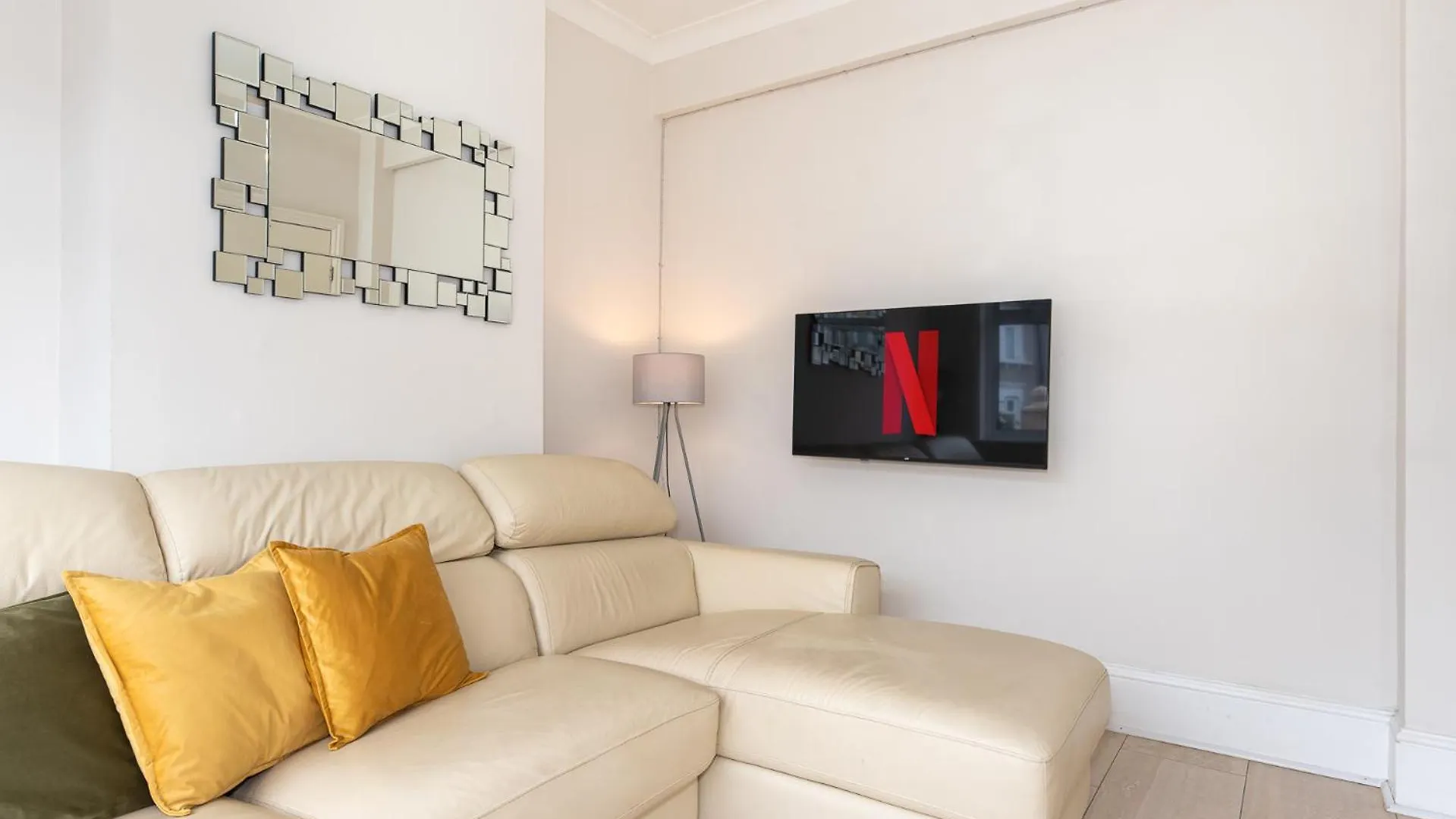 Ilford 3-Bedroom Home With Garden & Free Parking Near Barking 0*, Barking (Greater London) United Kingdom