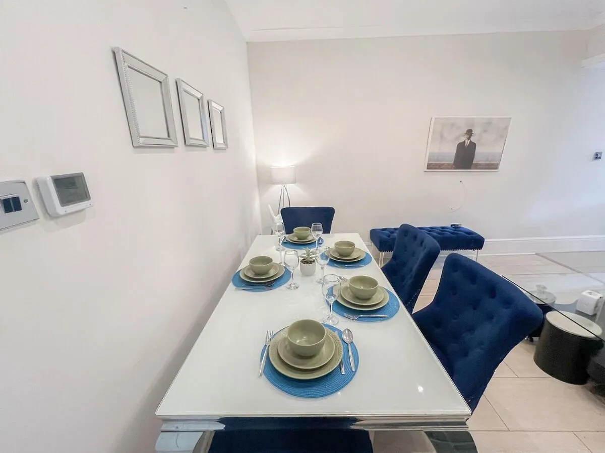 Apartment Ilford 3-Bedroom Home With Garden & Free Parking Near Barking