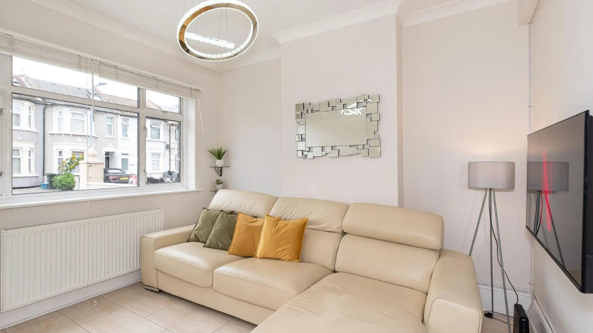 Ilford 3-Bedroom Home With Garden & Free Parking Near Barking Barking (Greater London)
