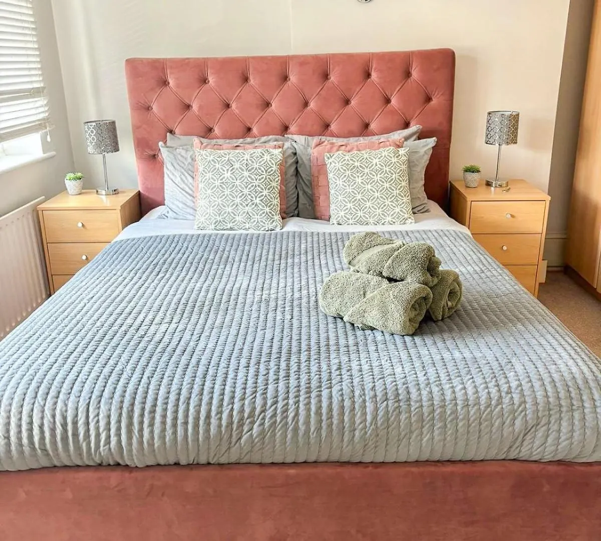 Ilford 3-Bedroom Home With Garden & Free Parking Near Barking 0*, Barking (Greater London)