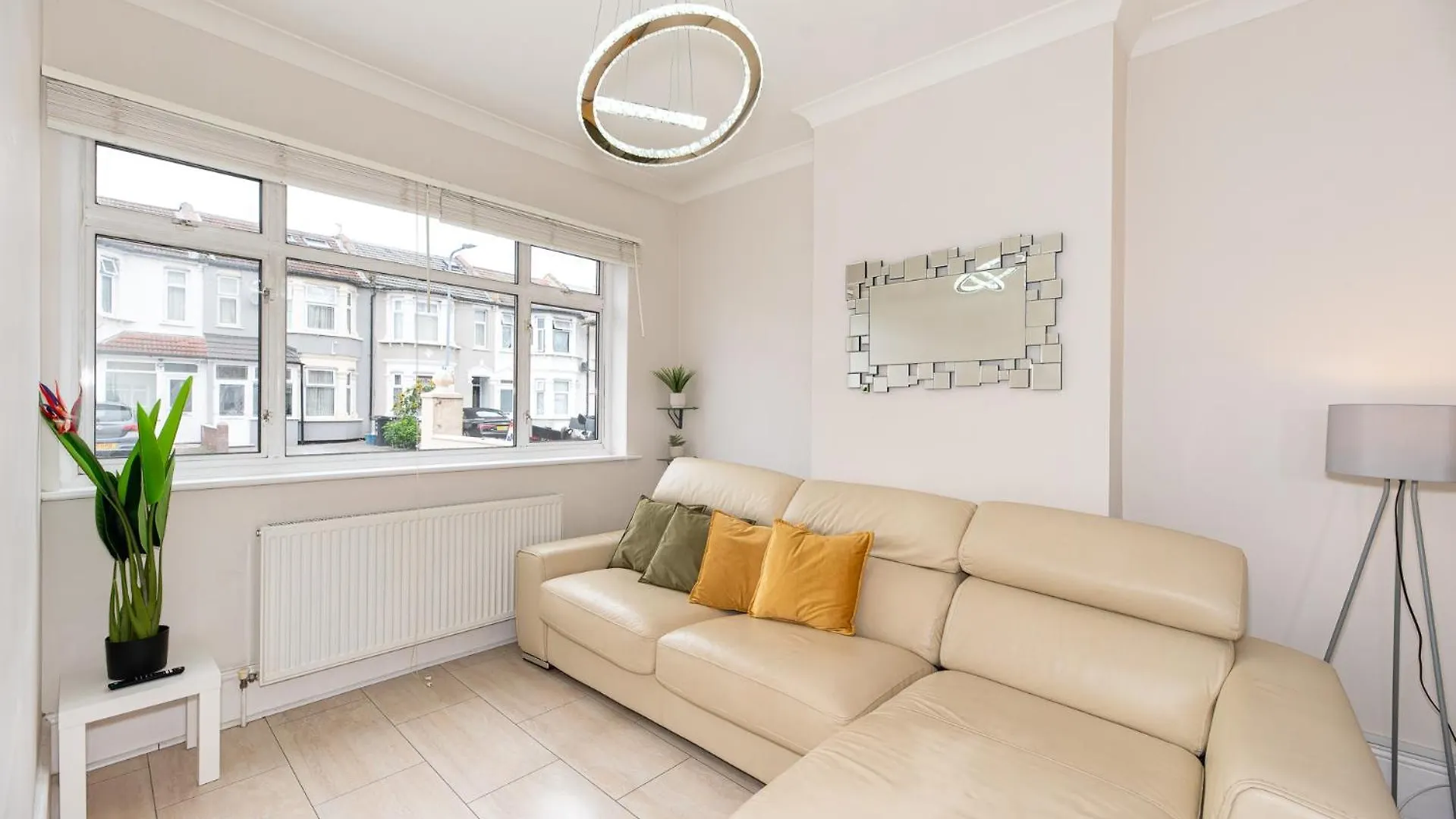 Ilford 3-Bedroom Home With Garden & Free Parking Near Barking 0*, Barking (Greater London)