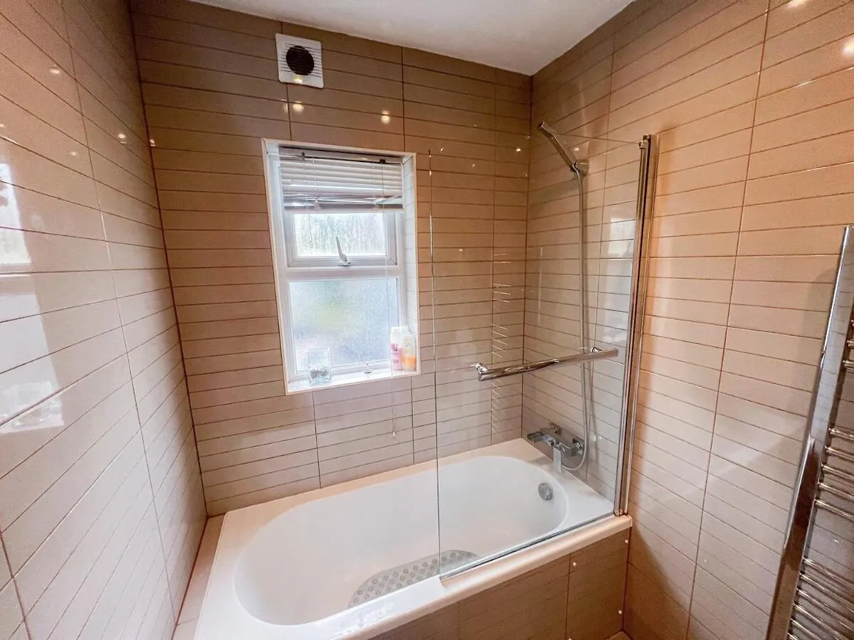 Ilford 3-Bedroom Home With Garden & Free Parking Near Barking 0*, Barking (Greater London)