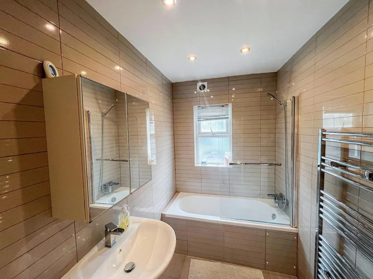 Apartment Ilford 3-Bedroom Home With Garden & Free Parking Near Barking