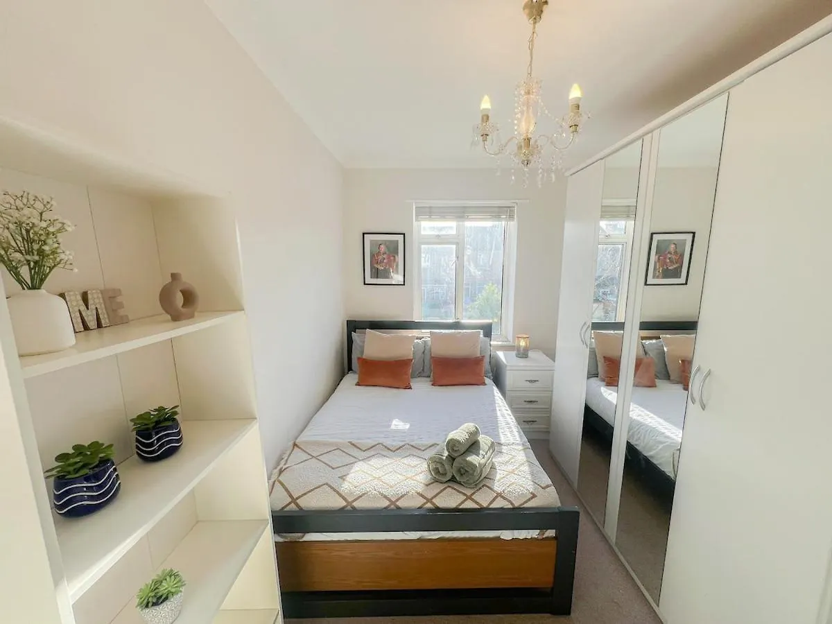 Apartment Ilford 3-Bedroom Home With Garden & Free Parking Near Barking United Kingdom