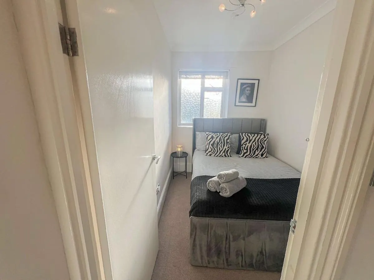 Ilford 3-Bedroom Home With Garden & Free Parking Near Barking Barking (Greater London)