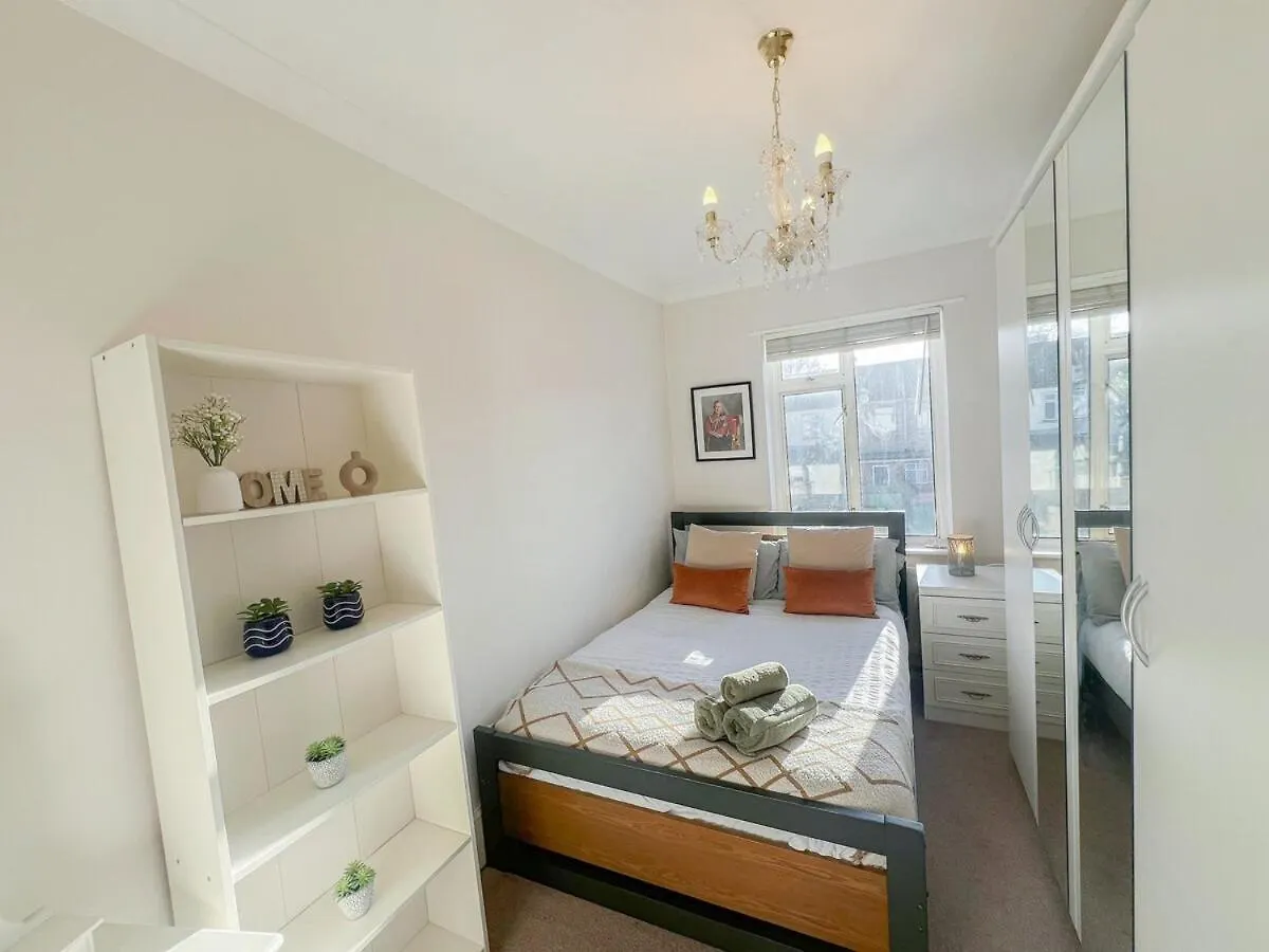 Apartment Ilford 3-Bedroom Home With Garden & Free Parking Near Barking