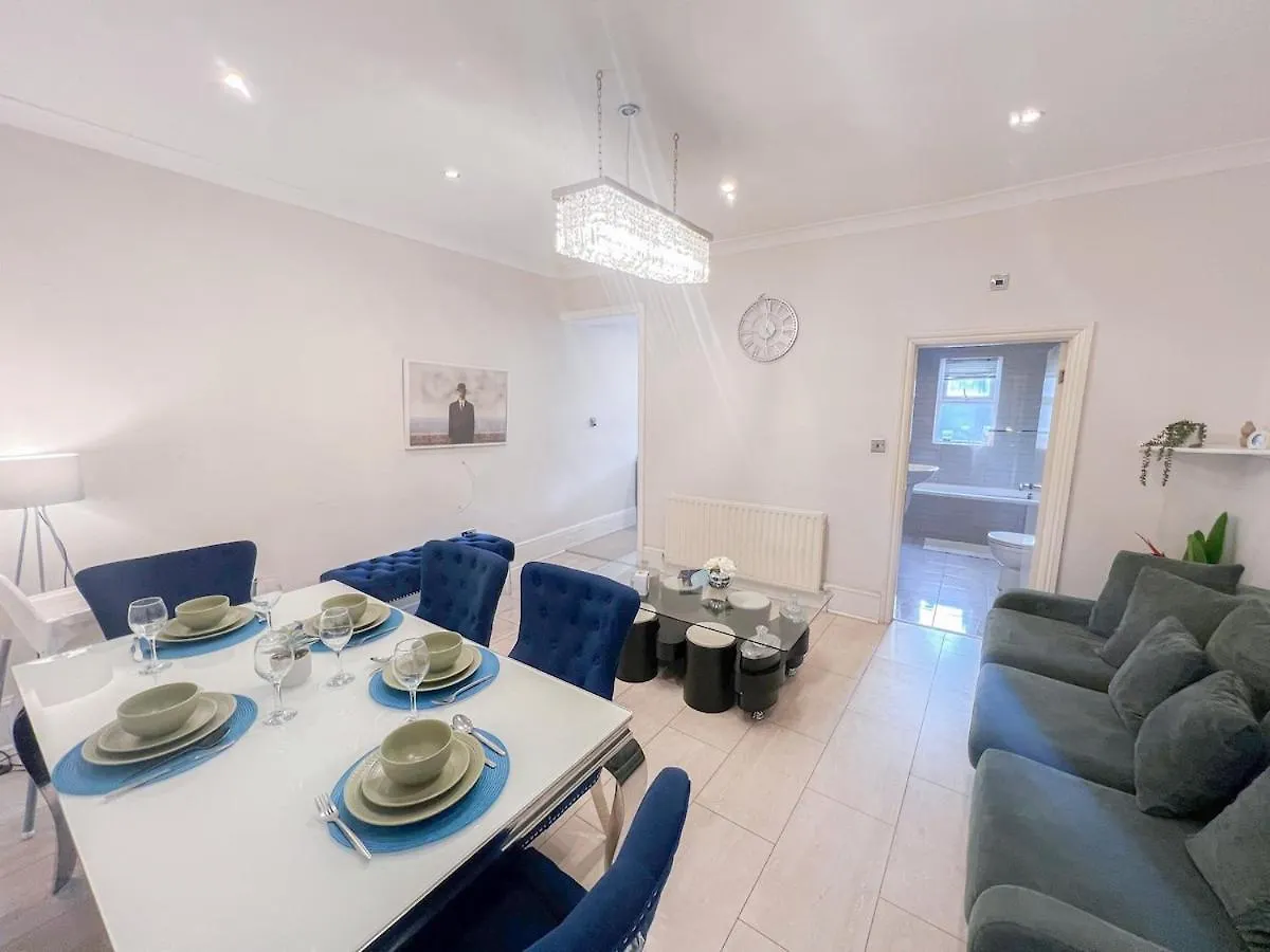 Ilford 3-Bedroom Home With Garden & Free Parking Near Barking 0*, Barking (Greater London)