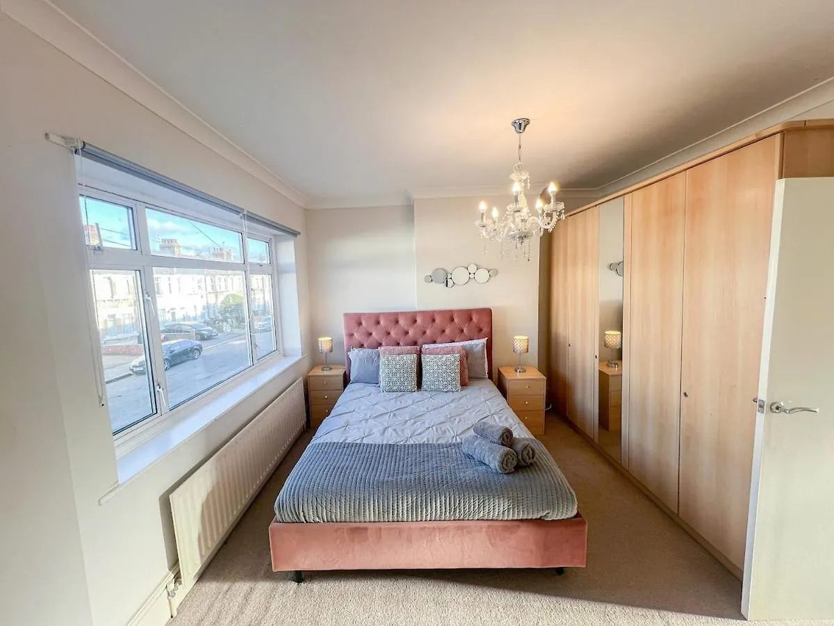 Ilford 3-Bedroom Home With Garden & Free Parking Near Barking Apartment Barking (Greater London)