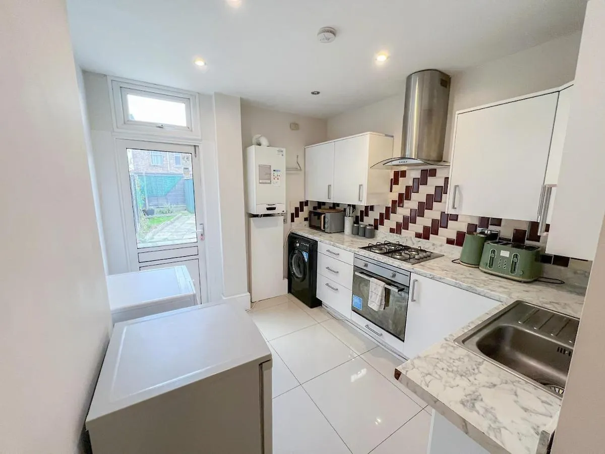 Apartment Ilford 3-Bedroom Home With Garden & Free Parking Near Barking United Kingdom