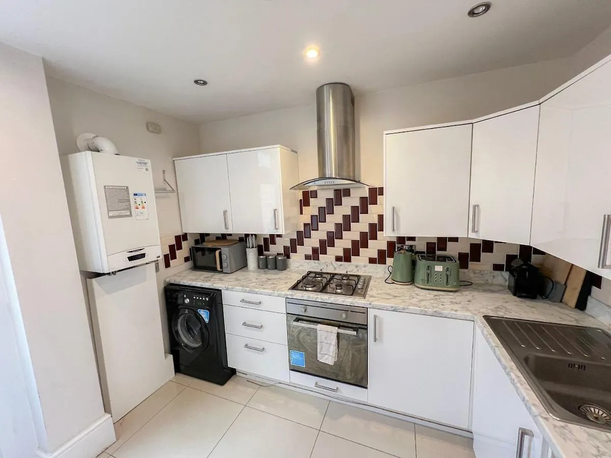 Ilford 3-Bedroom Home With Garden & Free Parking Near Barking Barking (Greater London)